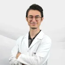 Dr. Kerem Korkut — Pratisyen, Karşıyaka, İzmir. Portre fotoğrafı.