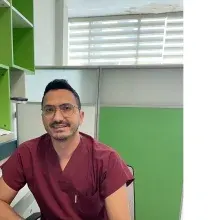 Op. Dr. Onur Boloğur — Beyin Ve Sinir Cerrahisi, Bayraklı, İzmir. Portre fotoğrafı.