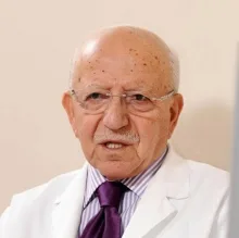 Prof. Dr. Nazif Bağrıaçık — İç Hastalıkları, Kadıköy, İstanbul. Portre fotoğrafı.