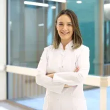 Dyt. Gökçe Bönce — Diyetisyen. Portre fotoğrafı.