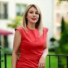 Uzm. Dr. Burcu Yamangöktürk Solak — Dermatoloji, İstanbul. Portre fotoğrafı.