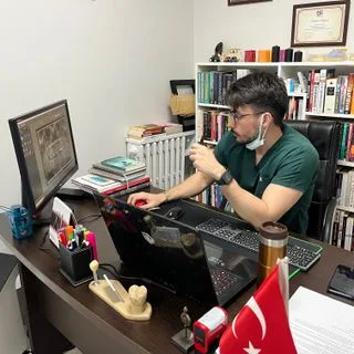 Dt. Gökhan Hamarat — Diş Hekimi, Balıkesir. Portre fotoğrafı.