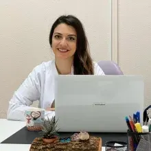 Uzm. Dt. Özge Özdil Çeliksöz — Restoratif Diş Tedavisi, Eskişehir. Portre fotoğrafı.