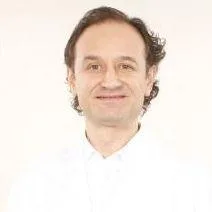 Dr. Dt. Oktay Dülger — İstanbul. Portre fotoğrafı.