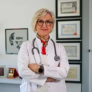 Prof. Dr. Necla Songür — Göğüs Hastalıkları, Antalya. Portre fotoğrafı.
