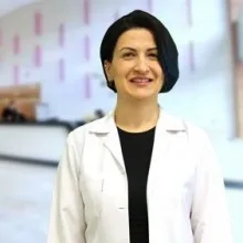 Uzm. Dr. Ceylan Emir — Dermatoloji, Karşıyaka, İzmir. Portre fotoğrafı.