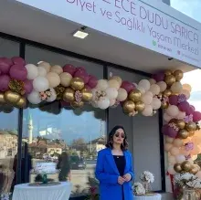 Dyt. Deniz Ece Dudu Sarıca — Diyetisyen, Antalya. Portre fotoğrafı.