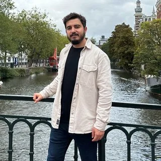 Dt. Fırat Yılmaz — Diş Hekimi, Diyarbakır. Portre fotoğrafı.