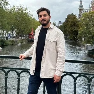 Dt. Fırat Yılmaz — Diş Hekimi, Diyarbakır. Portre fotoğrafı.