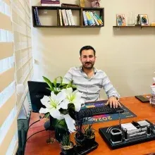 Uzm. Dr. Emre Erşahinoğlu — Psikiyatri, Çukurova, Adana. Portre fotoğrafı.