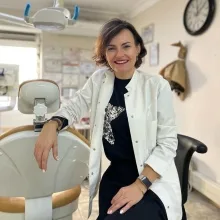 Dt. Ümran Ergün — Diş Hekimi, İzmir. Portre fotoğrafı.