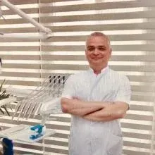 Dt. Mehmet Mucuk — Diş Hekimi, İstanbul. Portre fotoğrafı.