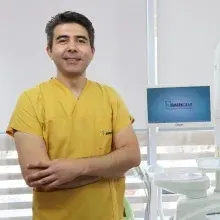 Dt. Enis Ardalı — Diş Hekimi, Kocaeli. Portre fotoğrafı.