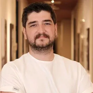 Uzm. Dt. Berkay Göler — İzmir. Portre fotoğrafı.