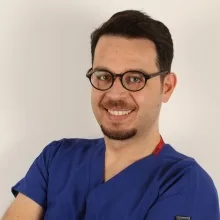 Dr. Dt. Burak Aksoy — Antalya. Portre fotoğrafı.