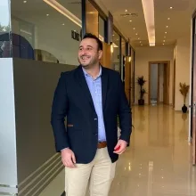 Dr. Dt. Halil Emrullah Kotan — Protetik Diş Tedavisi, Aydın. Portre fotoğrafı.