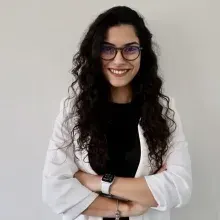 Psk. | Bilim Uzmanı Işıl Yağmur Tüfekci — Psikoloji, İzmir. Portre fotoğrafı.