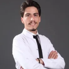 Dt. Murat Atakan Acar — Diş Hekimi, Konak, İzmir. Portre fotoğrafı.