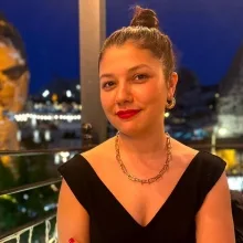 Psk. Ceren Özdemir — Psikoloji, İstanbul. Portre fotoğrafı.