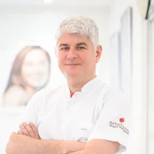 Dr. Dt. Benan Oğuz — Ortodonti, Bakırköy, İstanbul. Portre fotoğrafı.