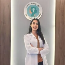 Psk. Betül Aslıhan Bayraktar — Psikoloji, Ankara. Portre fotoğrafı.