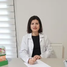 Uzm. Dkt. Ayşe Nemutlu — Dil ve Konuşma Terapisi, İzmir. Portre fotoğrafı.