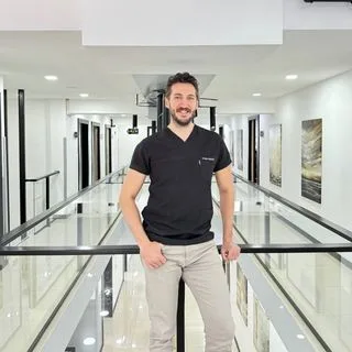 Dt. Hakan Çiçekdağ — Diş Hekimi, Bursa. Portre fotoğrafı.