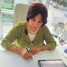 Dr. Selma Öztürk — Pratisyen, Antalya. Portre fotoğrafı.