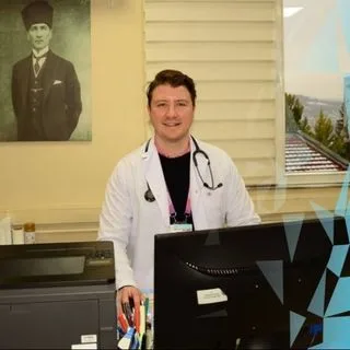 Uzm. Dr. Mert Tokatlı — İç Hastalıkları, Bartın. Portre fotoğrafı.