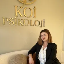 Psk. Cansu Küçükyörük — Psikoloji, Antalya. Portre fotoğrafı.