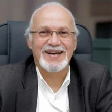Prof. Dr. Mustafa Rıza Özbek — Plastik Rekonstrüktif Ve Estetik Cerrahi, Keçiören, Ankara. Portre fotoğrafı.