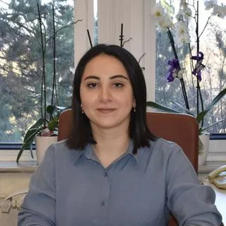 Op. Dr. Pari Khalilova — Çocuk Cerrahisi, Eskişehir. Portre fotoğrafı.