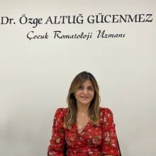 Doç. Dr. Özge Altuğ Gücenmez — İzmir. Portre fotoğrafı.