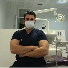 Dt. Halit Akdaş — Diş Hekimi, Aydın. Portre fotoğrafı.