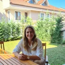 Uzm. Dr. Arzu Bayrak — Psikiyatri, Bursa. Portre fotoğrafı.