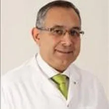 Op. Dr. Selahattin Tulunay — Plastik Rekonstrüktif Ve Estetik Cerrahi, İstanbul. Portre fotoğrafı.