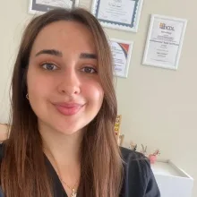 Uzm. Dkt. Burcu Akçay — Dil ve Konuşma Terapisi, İstanbul. Portre fotoğrafı.
