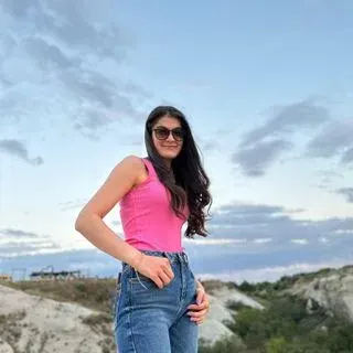 Dyt. Gizem Toprakcı — Diyetisyen. Portre fotoğrafı.