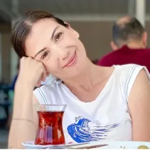 Doç. Dr. Funda Sağlam — Nefroloji, Aydın. Portre fotoğrafı.
