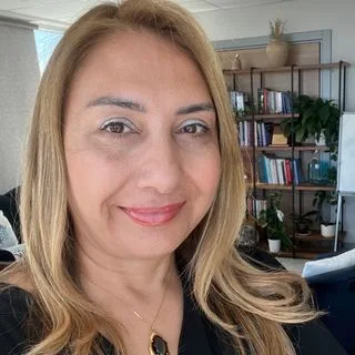 Uzm. Dr. Pınar Özkan — Psikiyatri, Seyhan, Adana. Portre fotoğrafı.