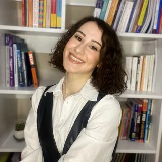 Dkt. Selin Özdemir — Dil ve Konuşma Terapisi, İstanbul. Portre fotoğrafı.