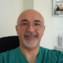 Prof. Dr. Cem Tuğmen — Genel Cerrahi, Çiğli, İzmir. Portre fotoğrafı.