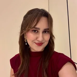 Dkt. Nisa Nur Karabulut — Dil ve Konuşma Terapisi, Antalya. Portre fotoğrafı.