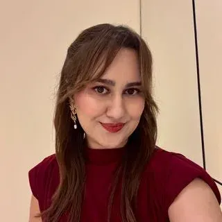Dkt. Nisa Nur Karabulut — Dil ve Konuşma Terapisi, Antalya. Portre fotoğrafı.