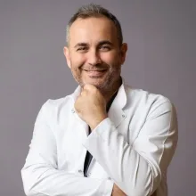 Doç. Dr. Hakan Kalaycı — Kadın Hastalıkları Ve Doğum, Adana. Portre fotoğrafı.