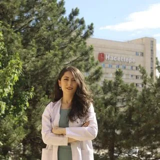 Op. Dr. Aslıhan Biçer Sakin — Göz Hastalıkları, Ankara. Portre fotoğrafı.