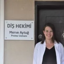 Uzm. Dt. Merve Aytuğ — İstanbul. Portre fotoğrafı.