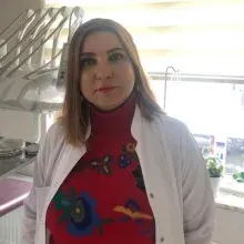 Dt. Banu Tandoğan — Diş Hekimi, Isparta. Portre fotoğrafı.