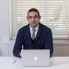 Op. Dr. Kamran Efendioğlu — Plastik Rekonstrüktif Ve Estetik Cerrahi, İstanbul. Portre fotoğrafı.