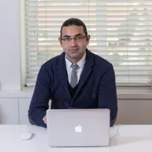 Op. Dr. Kamran Efendioğlu — Plastik Rekonstrüktif Ve Estetik Cerrahi, İstanbul. Portre fotoğrafı.
